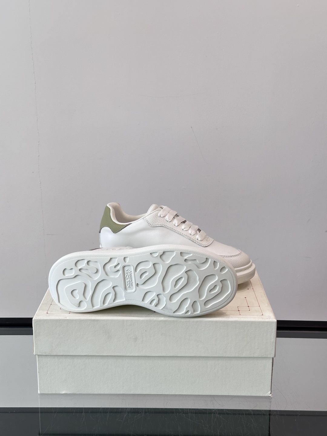 𝐀𝐥𝐞𝐱𝐚𝐧𝐝𝐞𝐫 𝐌𝐜𝐐𝐔𝐄𝐄𝐍亚历山麦昆情侣款‼️ 休闲鞋👟。终极版本 随意PK柜货 麦昆这鞋款一出
