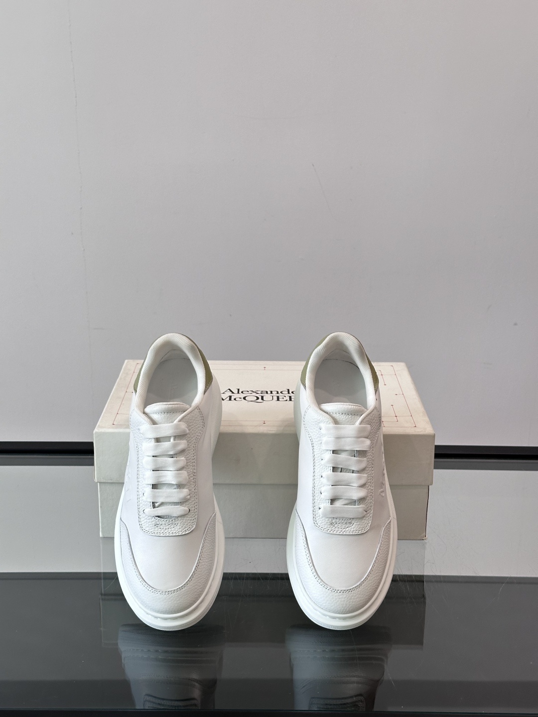 𝐀𝐥𝐞𝐱𝐚𝐧𝐝𝐞𝐫 𝐌𝐜𝐐𝐔𝐄𝐄𝐍亚历山麦昆情侣款‼️ 休闲鞋👟。终极版本 随意PK柜货 麦昆这鞋款一出