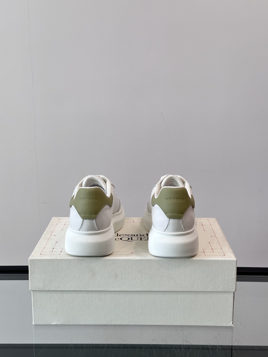 𝐀𝐥𝐞𝐱𝐚𝐧𝐝𝐞𝐫 𝐌𝐜𝐐𝐔𝐄𝐄𝐍亚历山麦昆情侣款‼️ 休闲鞋👟。终极版本 随意PK柜货 麦昆这鞋款一出