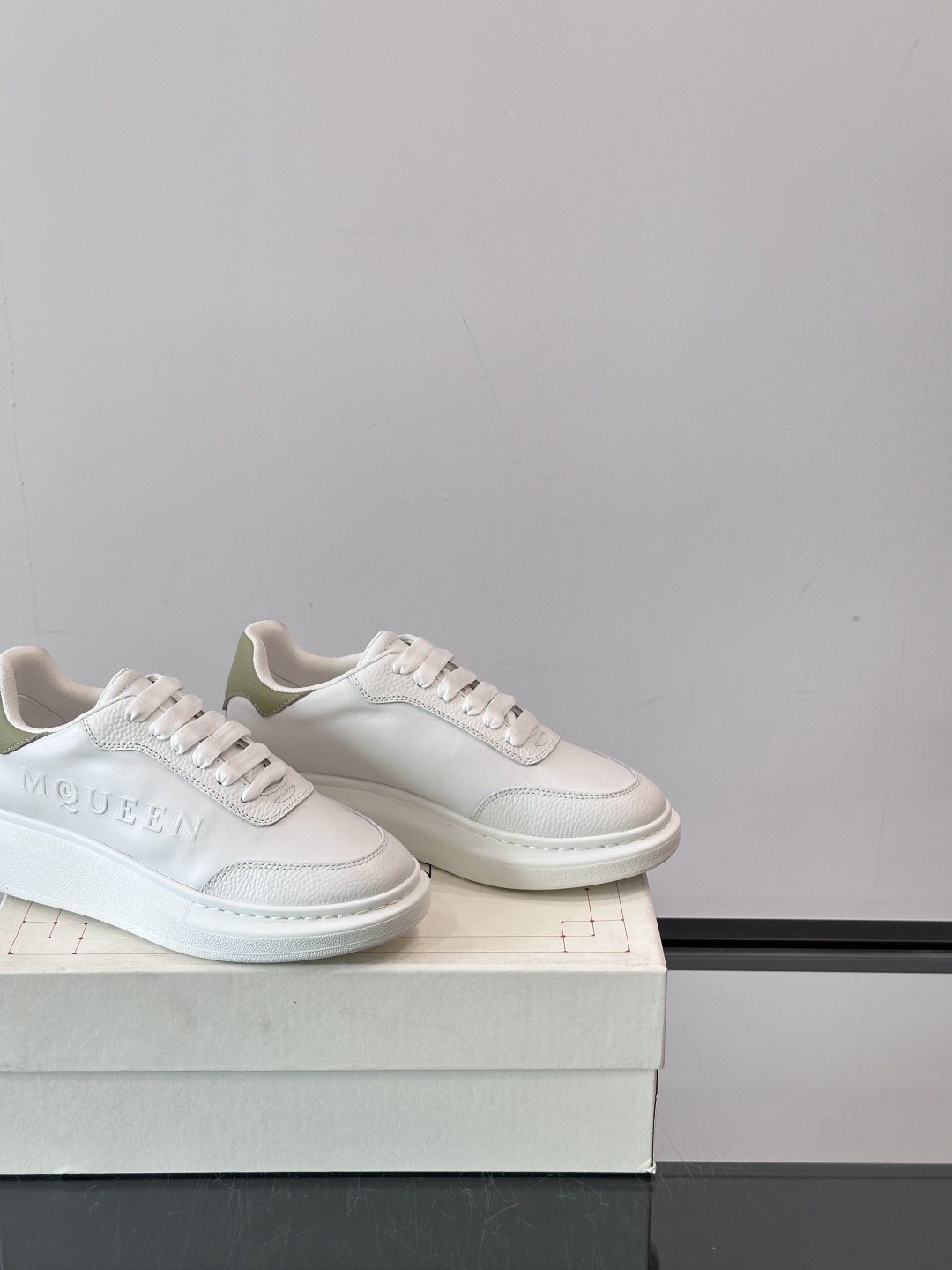 𝐀𝐥𝐞𝐱𝐚𝐧𝐝𝐞𝐫 𝐌𝐜𝐐𝐔𝐄𝐄𝐍亚历山麦昆情侣款‼️ 休闲鞋👟。终极版本 随意PK柜货 麦昆这鞋款一出