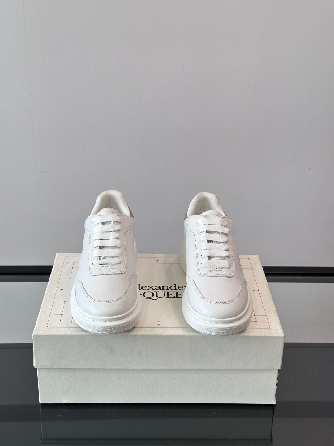 𝐀𝐥𝐞𝐱𝐚𝐧𝐝𝐞𝐫 𝐌𝐜𝐐𝐔𝐄𝐄𝐍亚历山麦昆情侣款‼️ 休闲鞋👟。终极版本 随意PK柜货 麦昆这鞋款一出