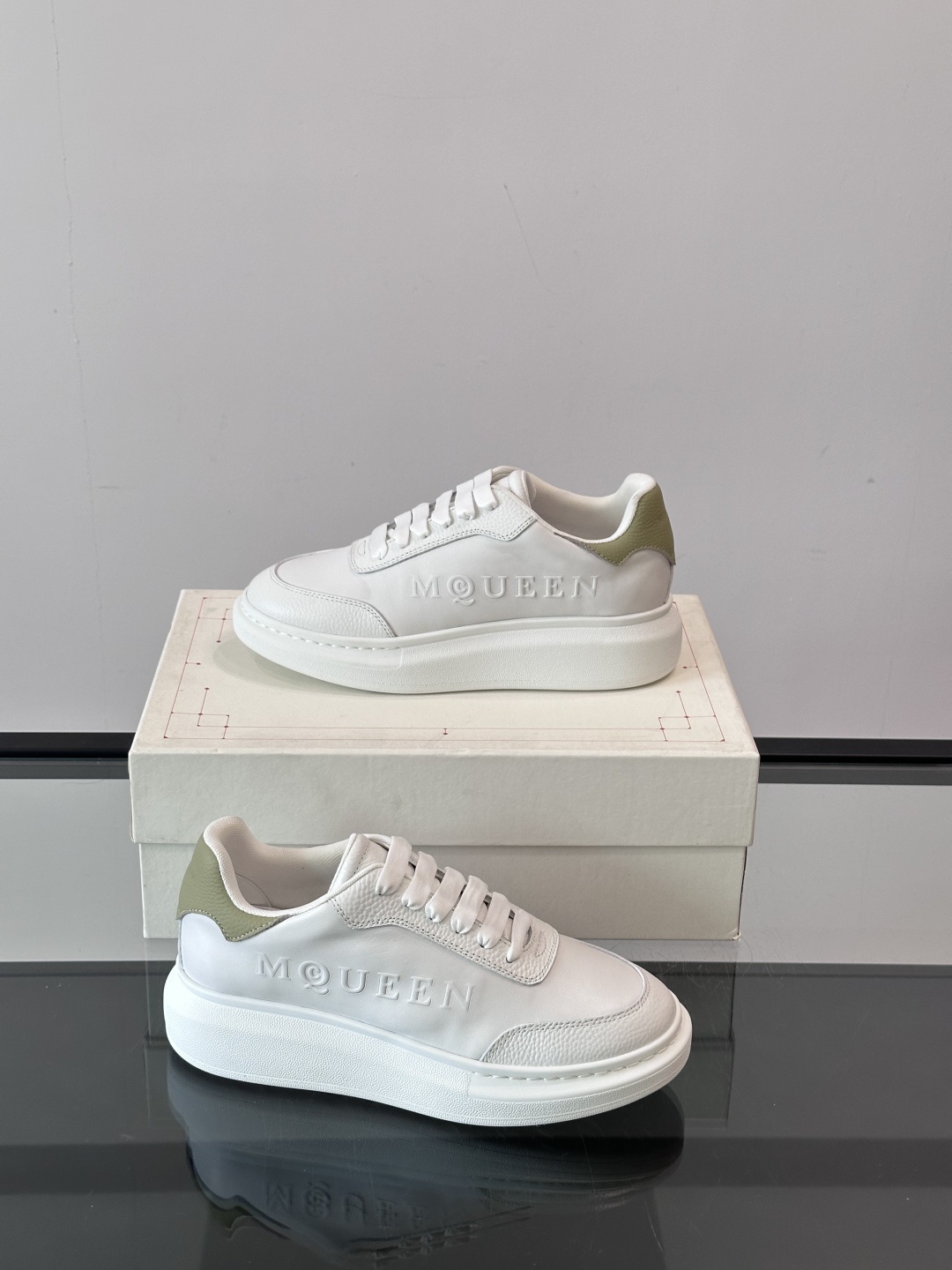 𝐀𝐥𝐞𝐱𝐚𝐧𝐝𝐞𝐫 𝐌𝐜𝐐𝐔𝐄𝐄𝐍亚历山麦昆情侣款‼️ 休闲鞋👟。终极版本 随意PK柜货 麦昆这鞋款一出