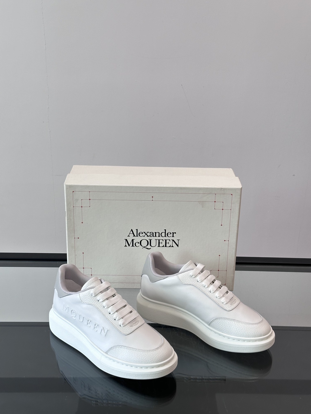 𝐀𝐥𝐞𝐱𝐚𝐧𝐝𝐞𝐫 𝐌𝐜𝐐𝐔𝐄𝐄𝐍亚历山麦昆情侣款‼️ 休闲鞋👟。终极版本 随意PK柜货 麦昆这鞋款一出