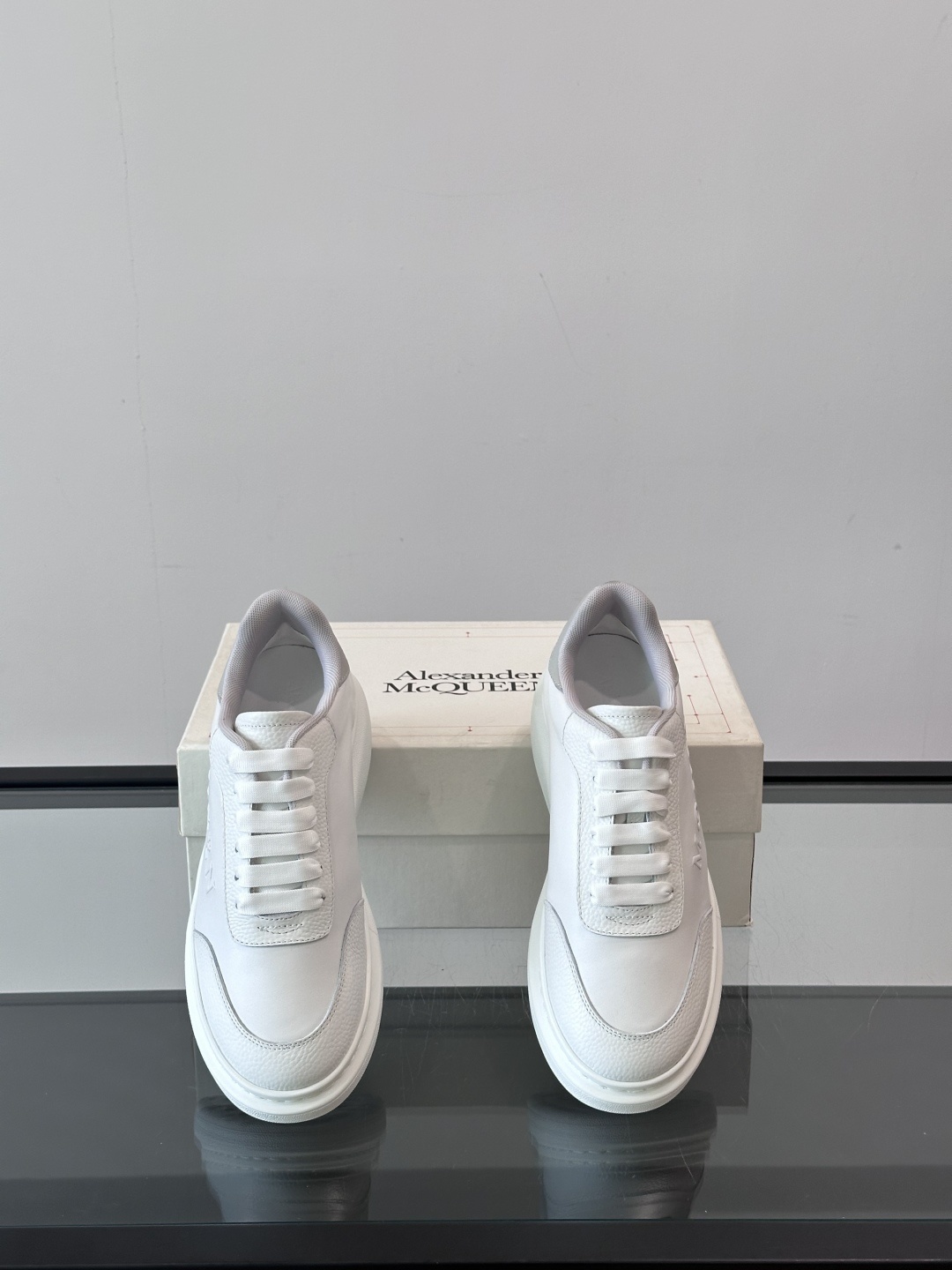 𝐀𝐥𝐞𝐱𝐚𝐧𝐝𝐞𝐫 𝐌𝐜𝐐𝐔𝐄𝐄𝐍亚历山麦昆情侣款‼️ 休闲鞋👟。终极版本 随意PK柜货 麦昆这鞋款一出