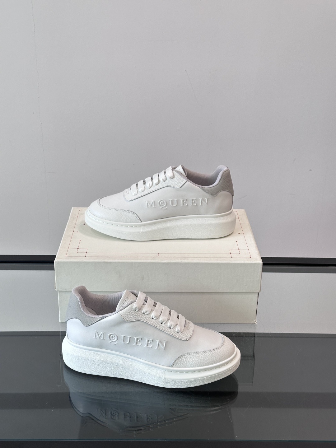 𝐀𝐥𝐞𝐱𝐚𝐧𝐝𝐞𝐫 𝐌𝐜𝐐𝐔𝐄𝐄𝐍亚历山麦昆情侣款‼️ 休闲鞋👟。终极版本 随意PK柜货 麦昆这鞋款一出