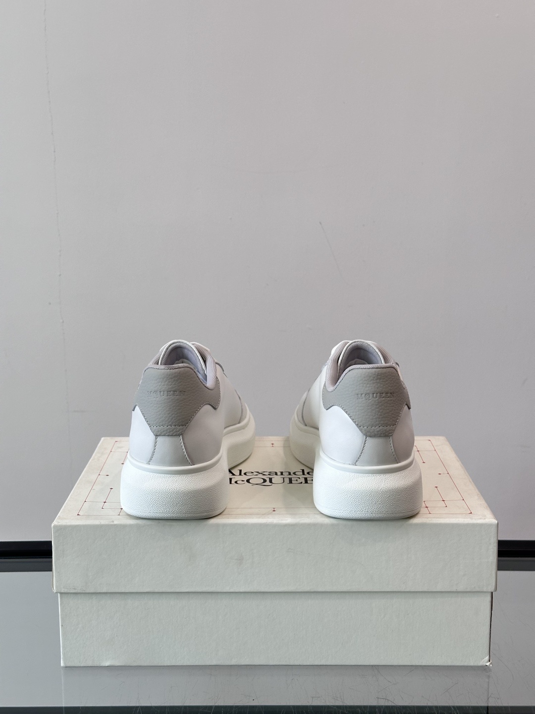 𝐀𝐥𝐞𝐱𝐚𝐧𝐝𝐞𝐫 𝐌𝐜𝐐𝐔𝐄𝐄𝐍亚历山麦昆情侣款‼️ 休闲鞋👟。终极版本 随意PK柜货 麦昆这鞋款一出