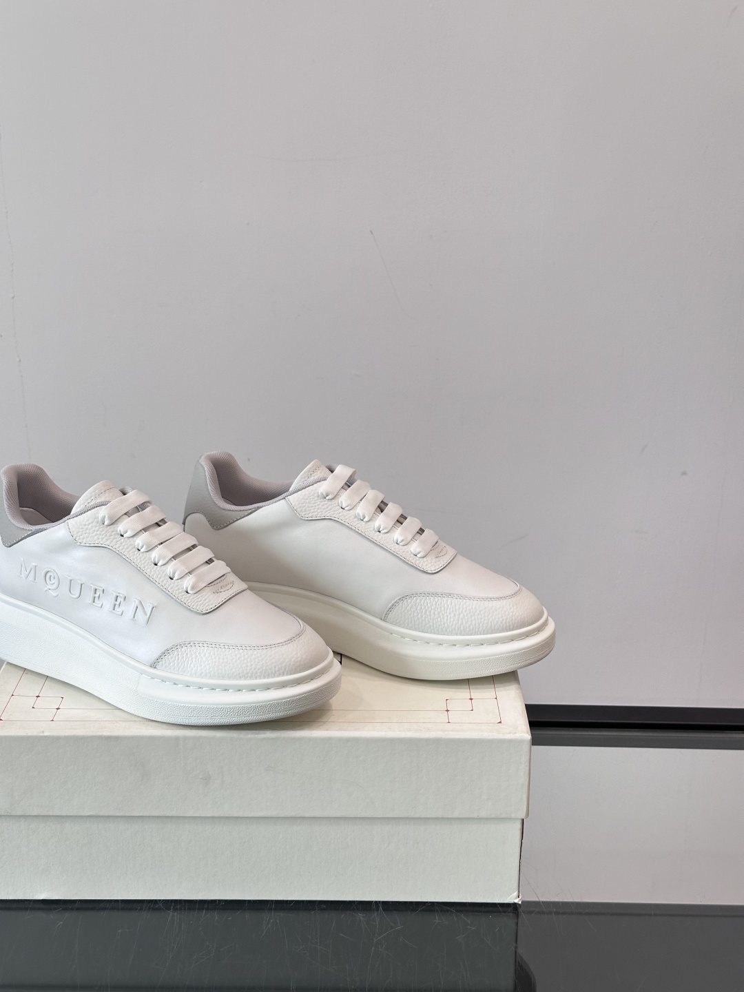 𝐀𝐥𝐞𝐱𝐚𝐧𝐝𝐞𝐫 𝐌𝐜𝐐𝐔𝐄𝐄𝐍亚历山麦昆情侣款‼️ 休闲鞋👟。终极版本 随意PK柜货 麦昆这鞋款一出
