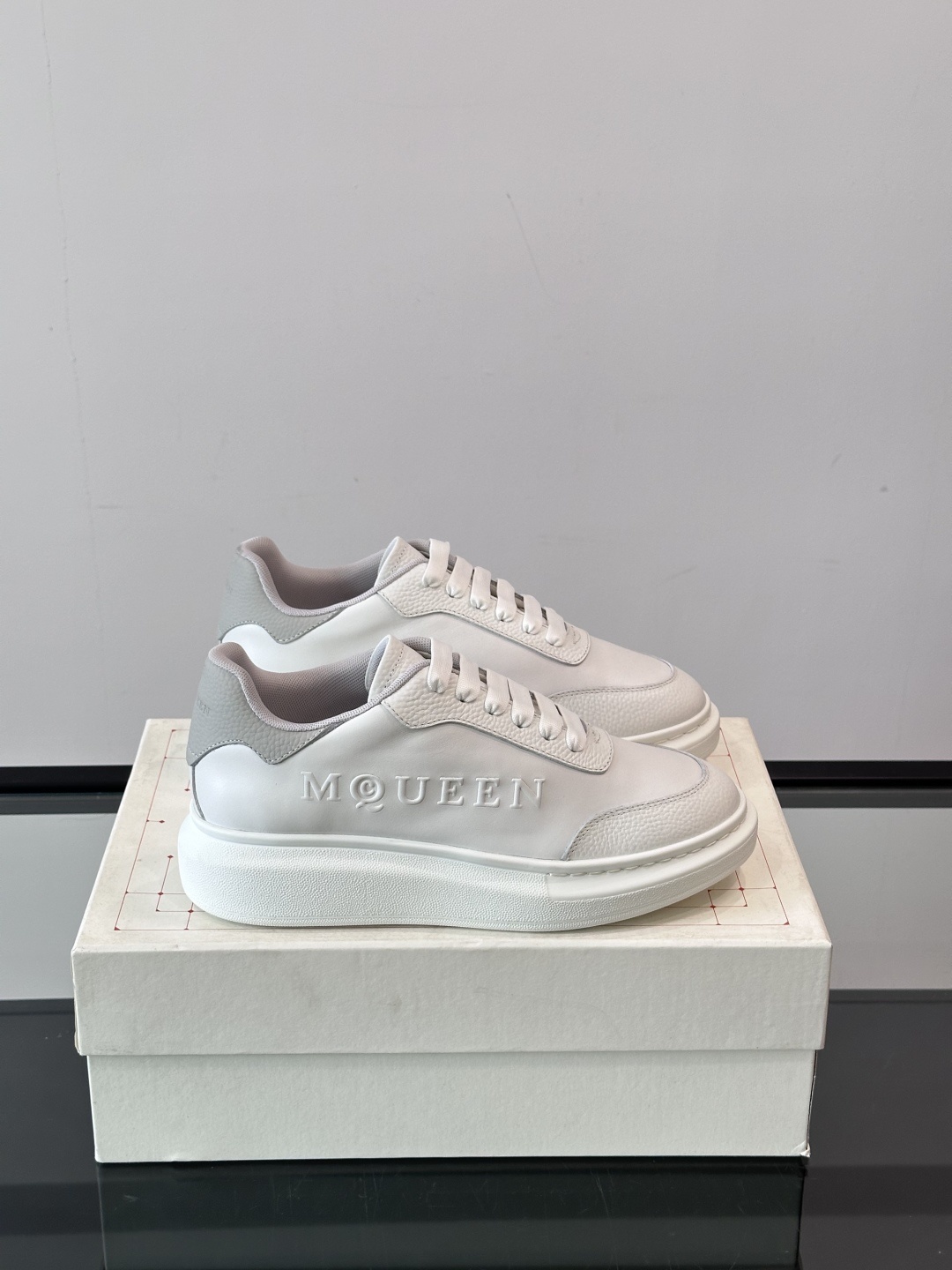 𝐀𝐥𝐞𝐱𝐚𝐧𝐝𝐞𝐫 𝐌𝐜𝐐𝐔𝐄𝐄𝐍亚历山麦昆情侣款‼️ 休闲鞋👟。终极版本 随意PK柜货 麦昆这鞋款一出