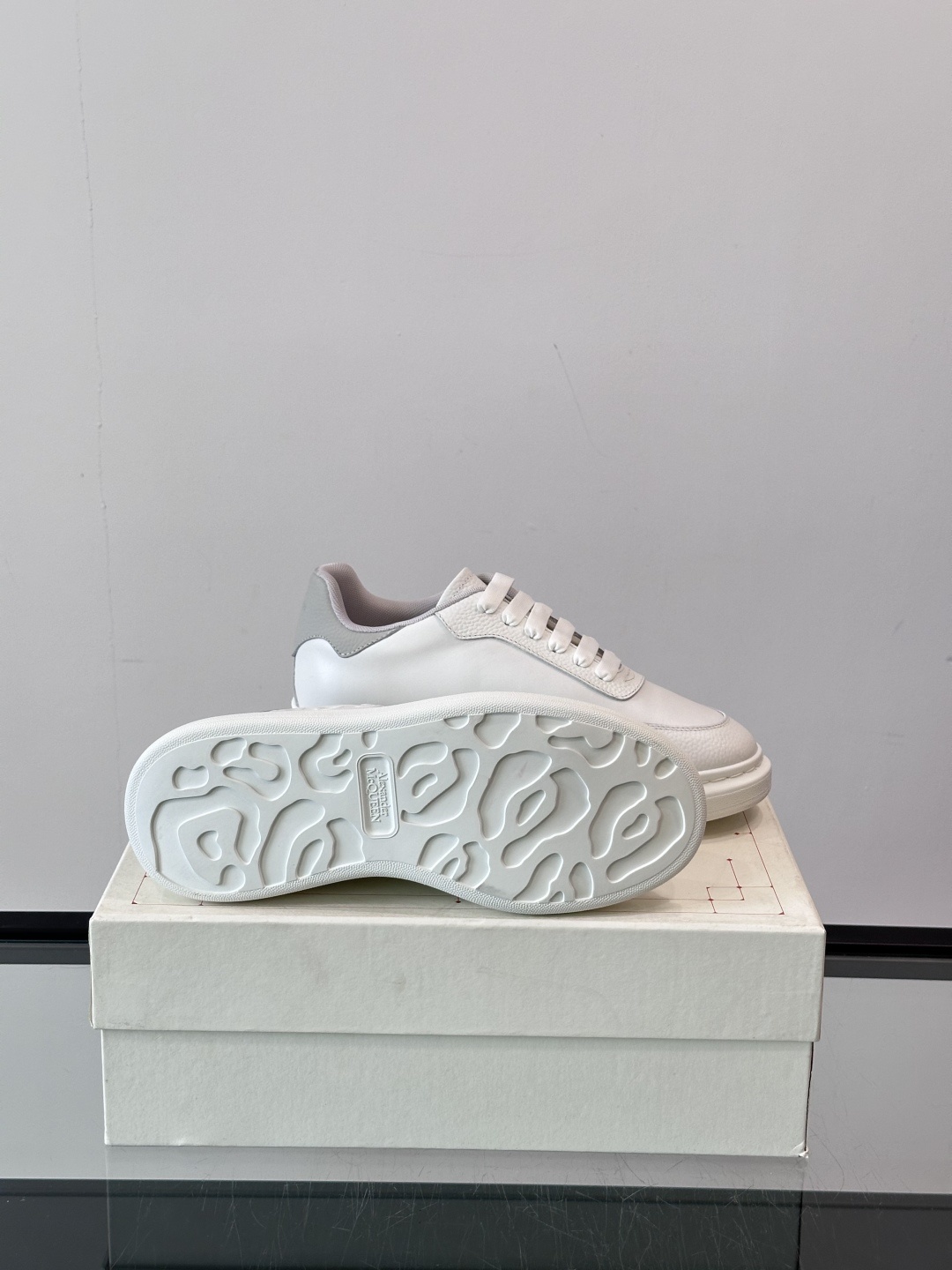 𝐀𝐥𝐞𝐱𝐚𝐧𝐝𝐞𝐫 𝐌𝐜𝐐𝐔𝐄𝐄𝐍亚历山麦昆情侣款‼️ 休闲鞋👟。终极版本 随意PK柜货 麦昆这鞋款一出