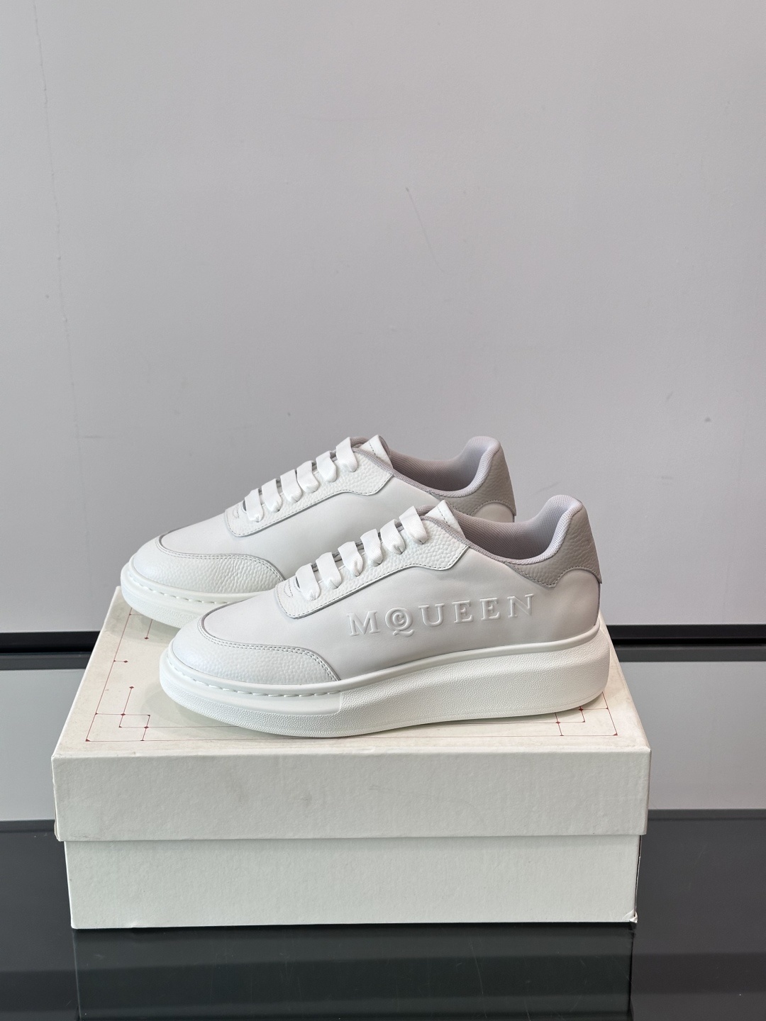 𝐀𝐥𝐞𝐱𝐚𝐧𝐝𝐞𝐫 𝐌𝐜𝐐𝐔𝐄𝐄𝐍亚历山麦昆情侣款‼️ 休闲鞋👟。终极版本 随意PK柜货 麦昆这鞋款一出