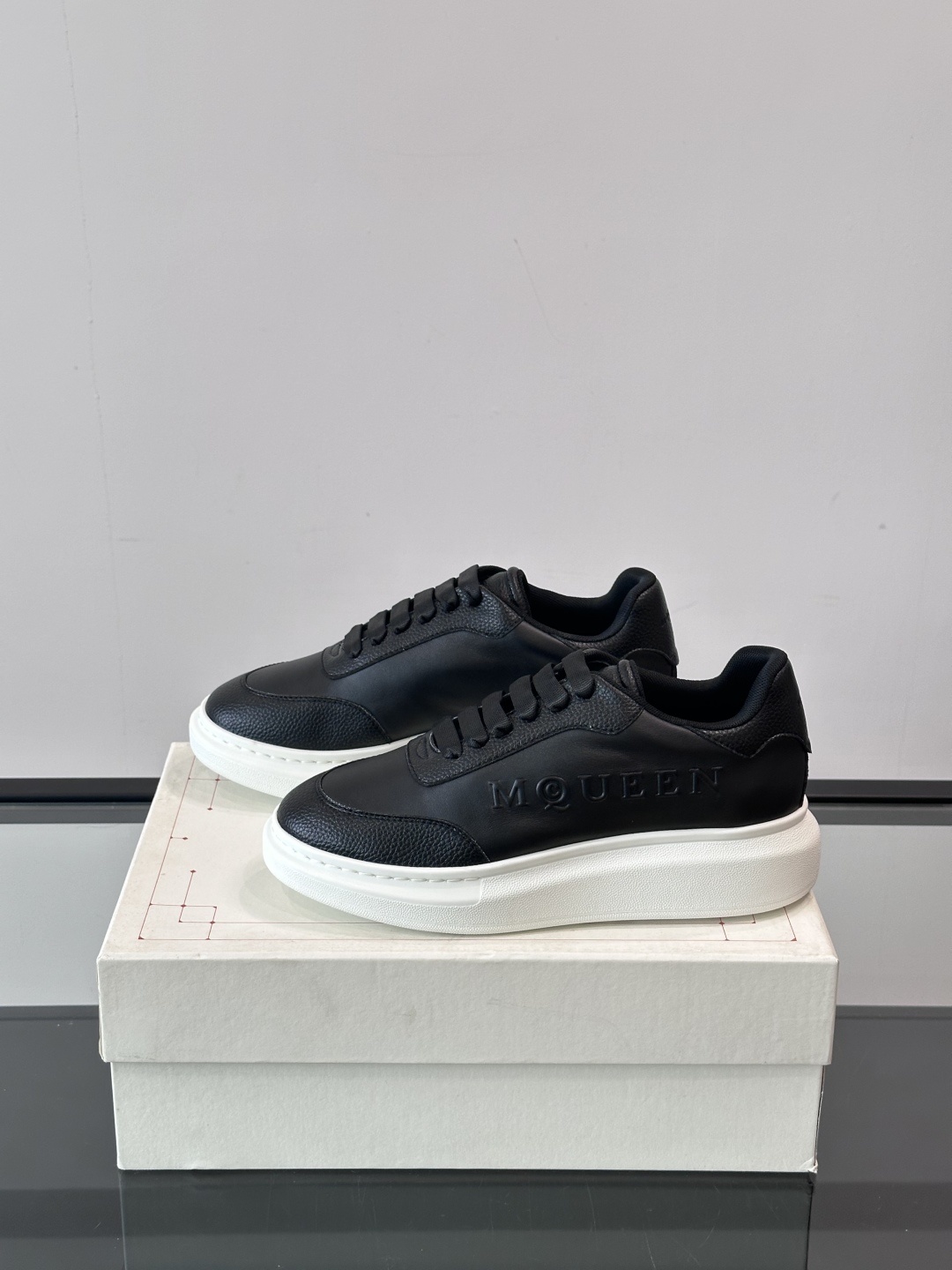𝐀𝐥𝐞𝐱𝐚𝐧𝐝𝐞𝐫 𝐌𝐜𝐐𝐔𝐄𝐄𝐍亚历山麦昆情侣款‼️ 休闲鞋👟。终极版本 随意PK柜货 麦昆这鞋款一出