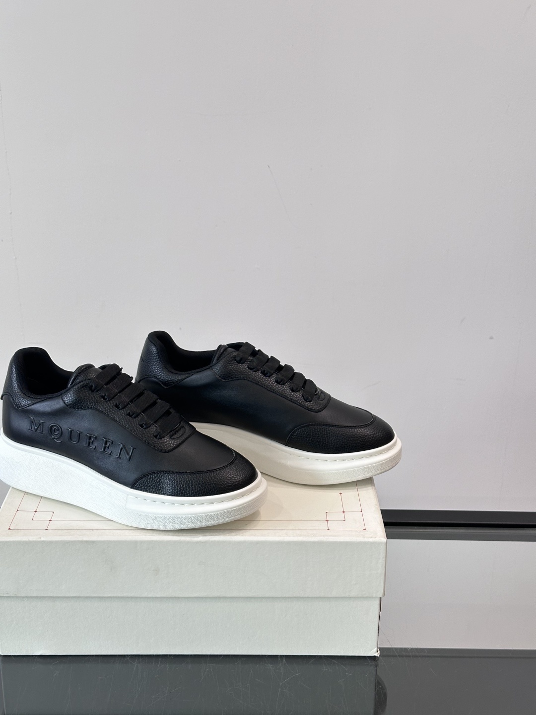 𝐀𝐥𝐞𝐱𝐚𝐧𝐝𝐞𝐫 𝐌𝐜𝐐𝐔𝐄𝐄𝐍亚历山麦昆情侣款‼️ 休闲鞋👟。终极版本 随意PK柜货 麦昆这鞋款一出