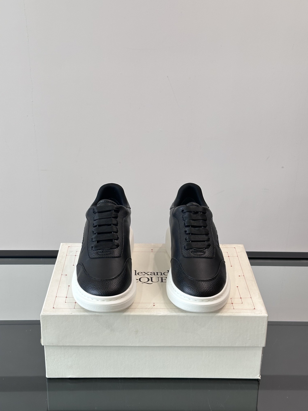𝐀𝐥𝐞𝐱𝐚𝐧𝐝𝐞𝐫 𝐌𝐜𝐐𝐔𝐄𝐄𝐍亚历山麦昆情侣款‼️ 休闲鞋👟。终极版本 随意PK柜货 麦昆这鞋款一出