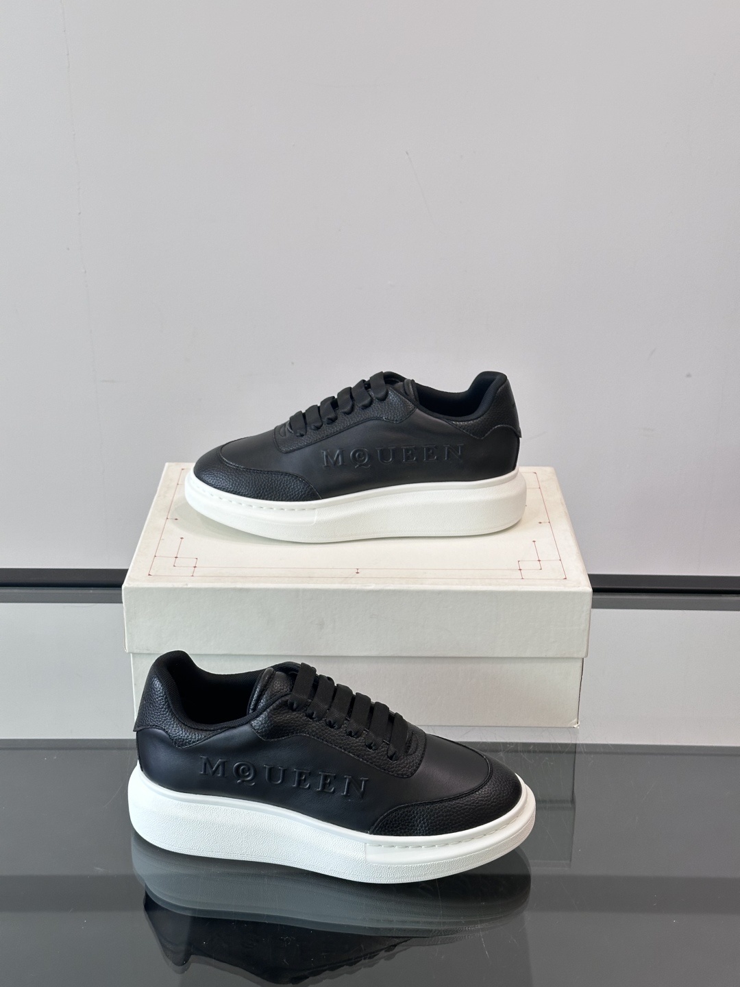 𝐀𝐥𝐞𝐱𝐚𝐧𝐝𝐞𝐫 𝐌𝐜𝐐𝐔𝐄𝐄𝐍亚历山麦昆情侣款‼️ 休闲鞋👟。终极版本 随意PK柜货 麦昆这鞋款一出