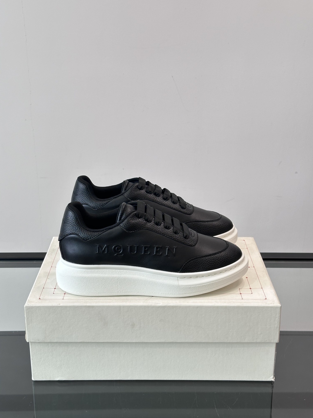 𝐀𝐥𝐞𝐱𝐚𝐧𝐝𝐞𝐫 𝐌𝐜𝐐𝐔𝐄𝐄𝐍亚历山麦昆情侣款‼️ 休闲鞋👟。终极版本 随意PK柜货 麦昆这鞋款一出