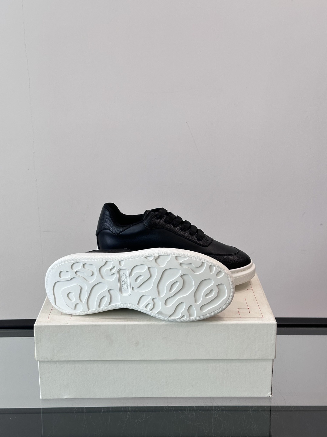 𝐀𝐥𝐞𝐱𝐚𝐧𝐝𝐞𝐫 𝐌𝐜𝐐𝐔𝐄𝐄𝐍亚历山麦昆情侣款‼️ 休闲鞋👟。终极版本 随意PK柜货 麦昆这鞋款一出