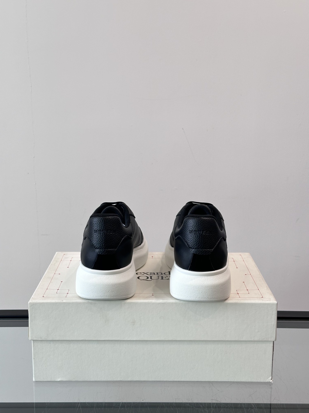 𝐀𝐥𝐞𝐱𝐚𝐧𝐝𝐞𝐫 𝐌𝐜𝐐𝐔𝐄𝐄𝐍亚历山麦昆情侣款‼️ 休闲鞋👟。终极版本 随意PK柜货 麦昆这鞋款一出