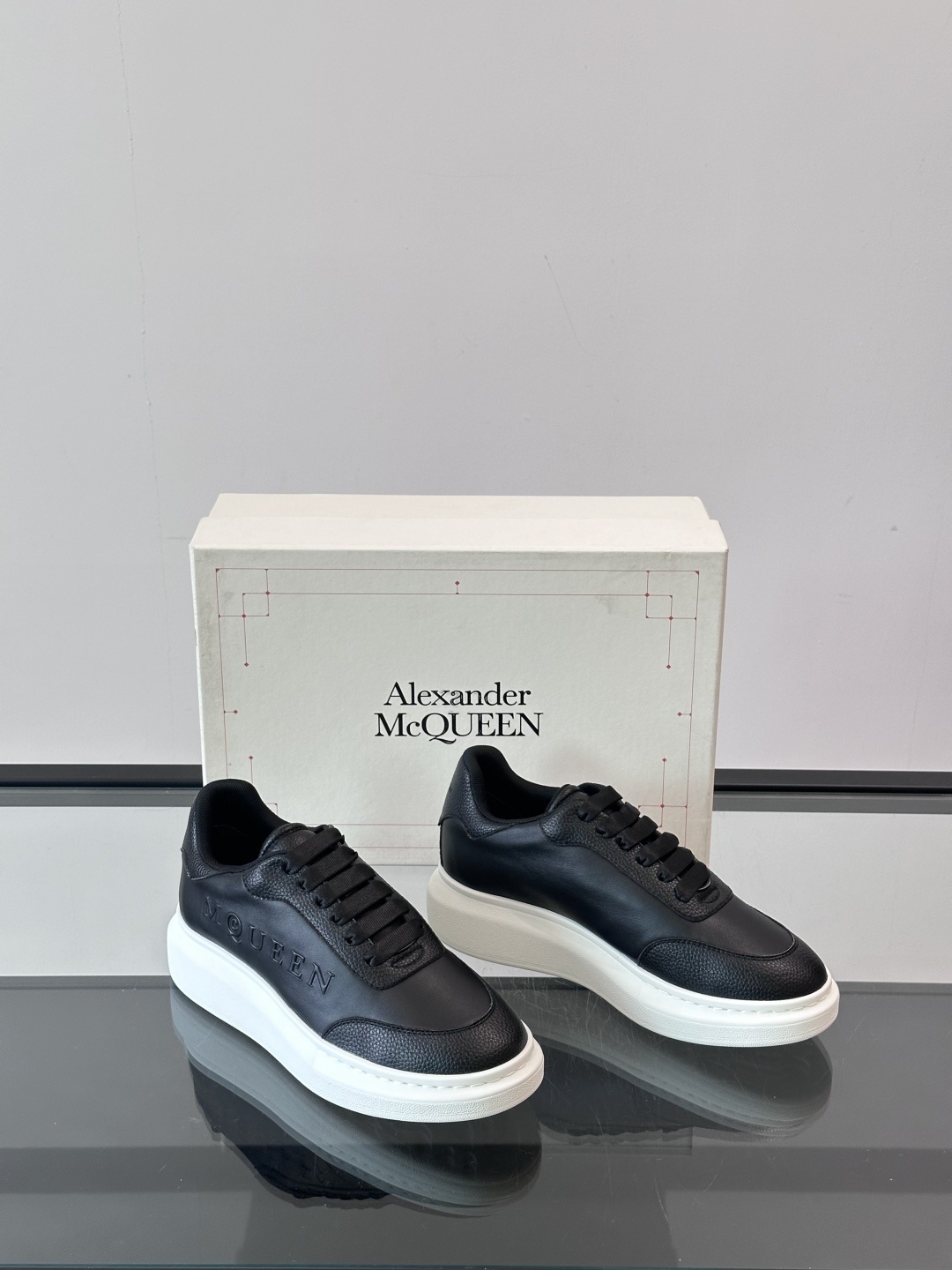 𝐀𝐥𝐞𝐱𝐚𝐧𝐝𝐞𝐫 𝐌𝐜𝐐𝐔𝐄𝐄𝐍亚历山麦昆情侣款‼️ 休闲鞋👟。终极版本 随意PK柜货 麦昆这鞋款一出
