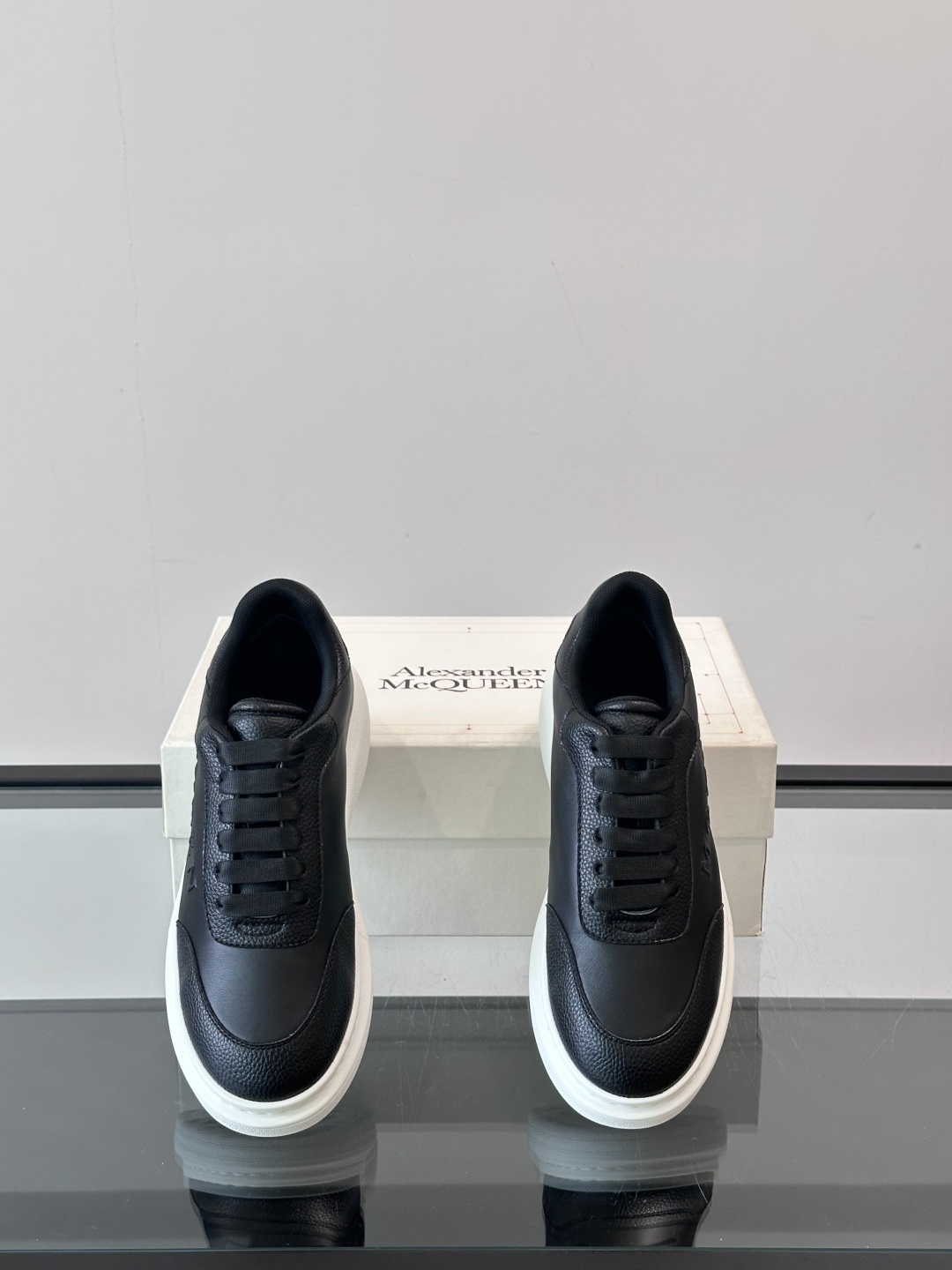𝐀𝐥𝐞𝐱𝐚𝐧𝐝𝐞𝐫 𝐌𝐜𝐐𝐔𝐄𝐄𝐍亚历山麦昆情侣款‼️ 休闲鞋👟。终极版本 随意PK柜货 麦昆这鞋款一出