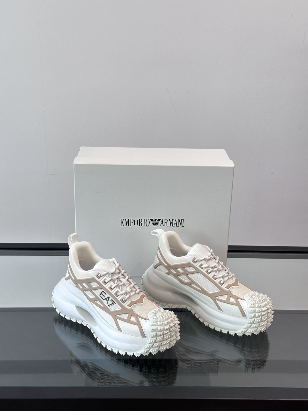 EMPORIO ARMANI男士系带低帮软钉厚底老爹休闲鞋
此款 EMPORIO ARMANI 休闲鞋以