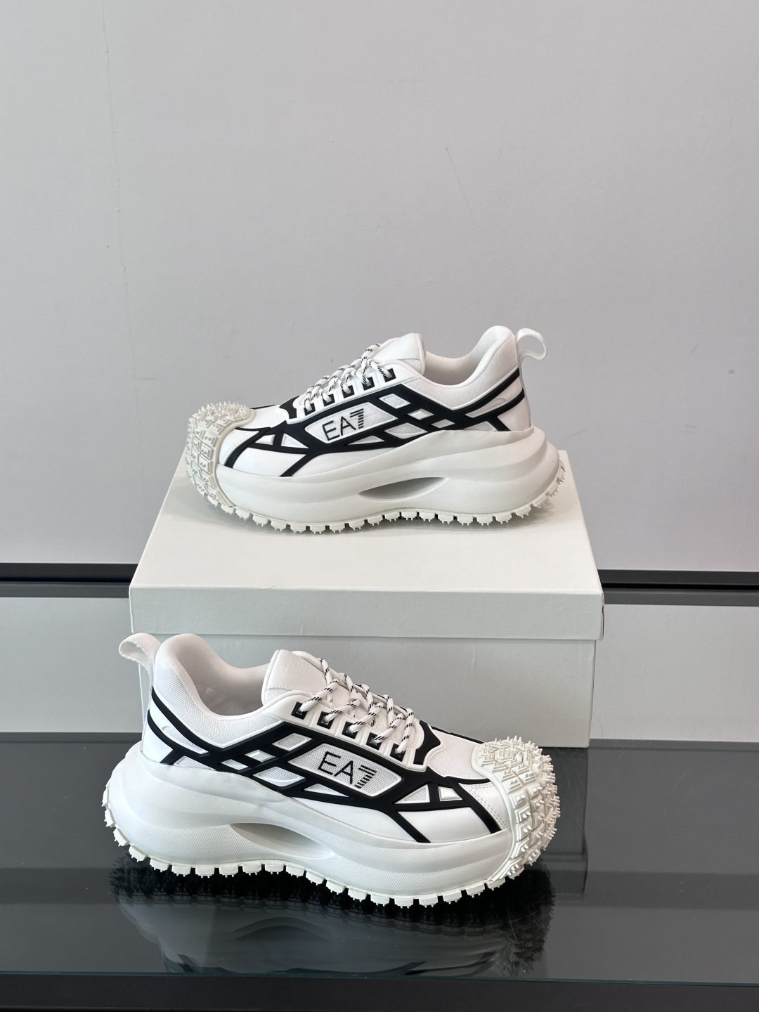 EMPORIO ARMANI男士系带低帮软钉厚底老爹休闲鞋
此款 EMPORIO ARMANI 休闲鞋以