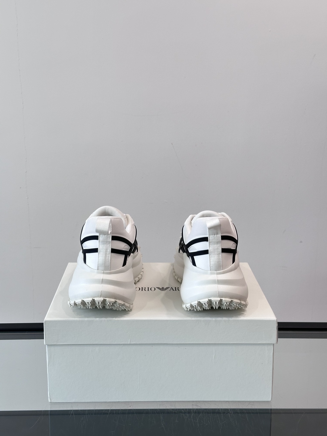 EMPORIO ARMANI男士系带低帮软钉厚底老爹休闲鞋
此款 EMPORIO ARMANI 休闲鞋以