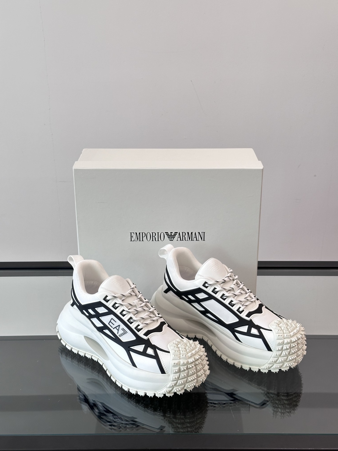 EMPORIO ARMANI男士系带低帮软钉厚底老爹休闲鞋
此款 EMPORIO ARMANI 休闲鞋以