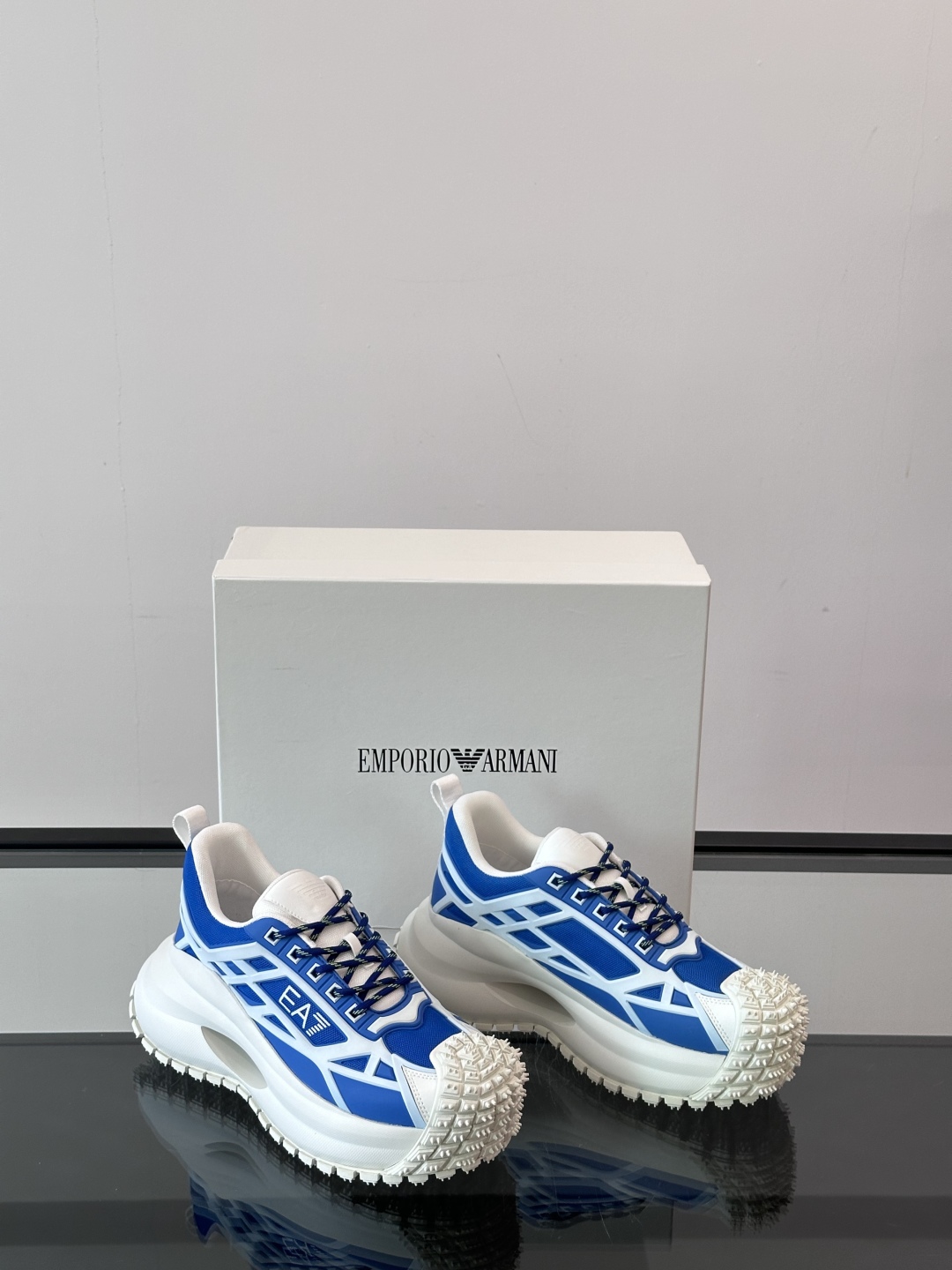EMPORIO ARMANI男士系带低帮软钉厚底老爹休闲鞋
此款 EMPORIO ARMANI 休闲鞋以