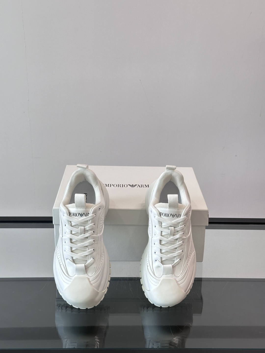 EMPORIO ARMANI男士系带低帮软钉厚底老爹休闲鞋
此款 EMPORIO ARMANI 休闲鞋以