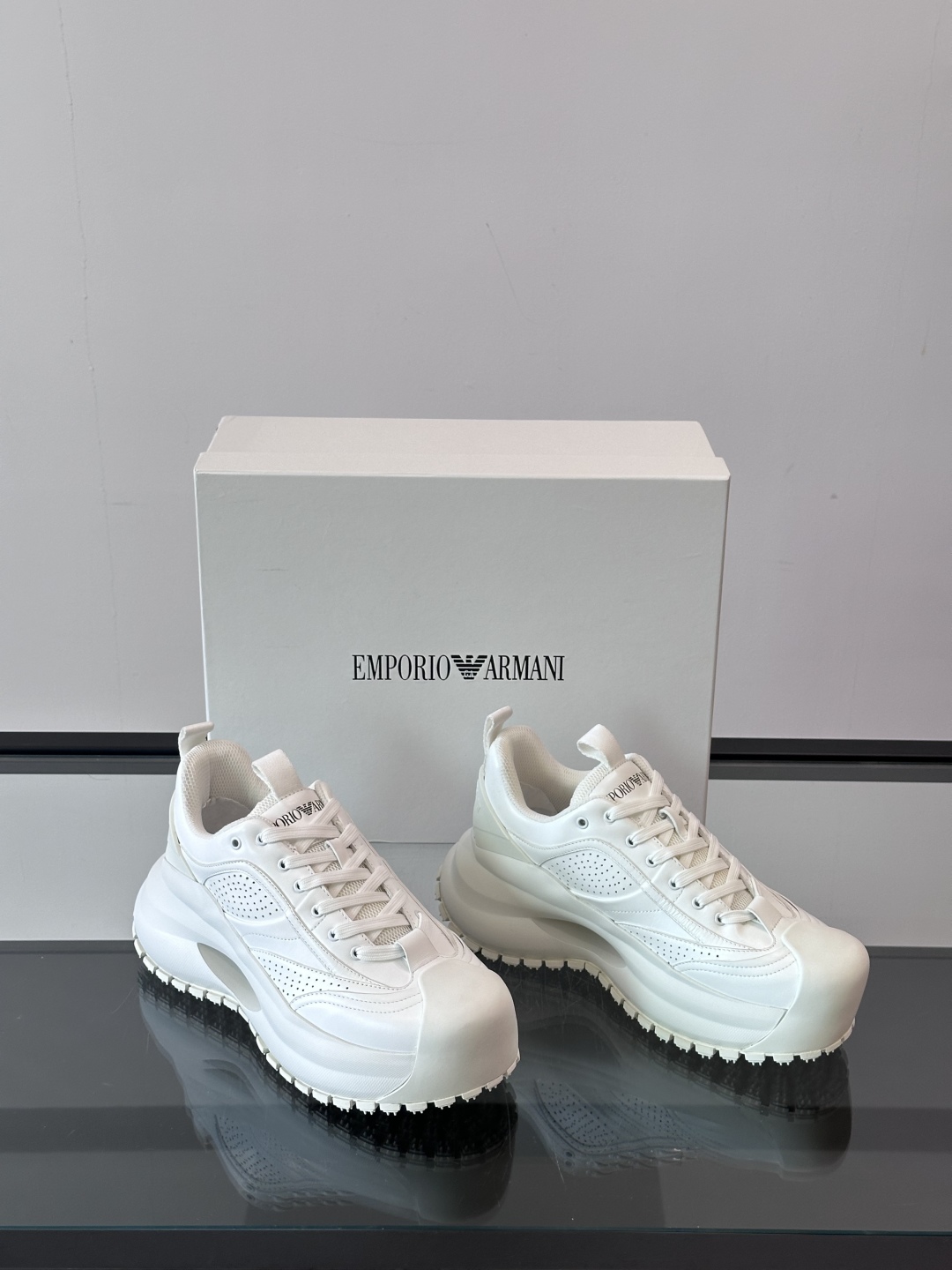 EMPORIO ARMANI男士系带低帮软钉厚底老爹休闲鞋
此款 EMPORIO ARMANI 休闲鞋以