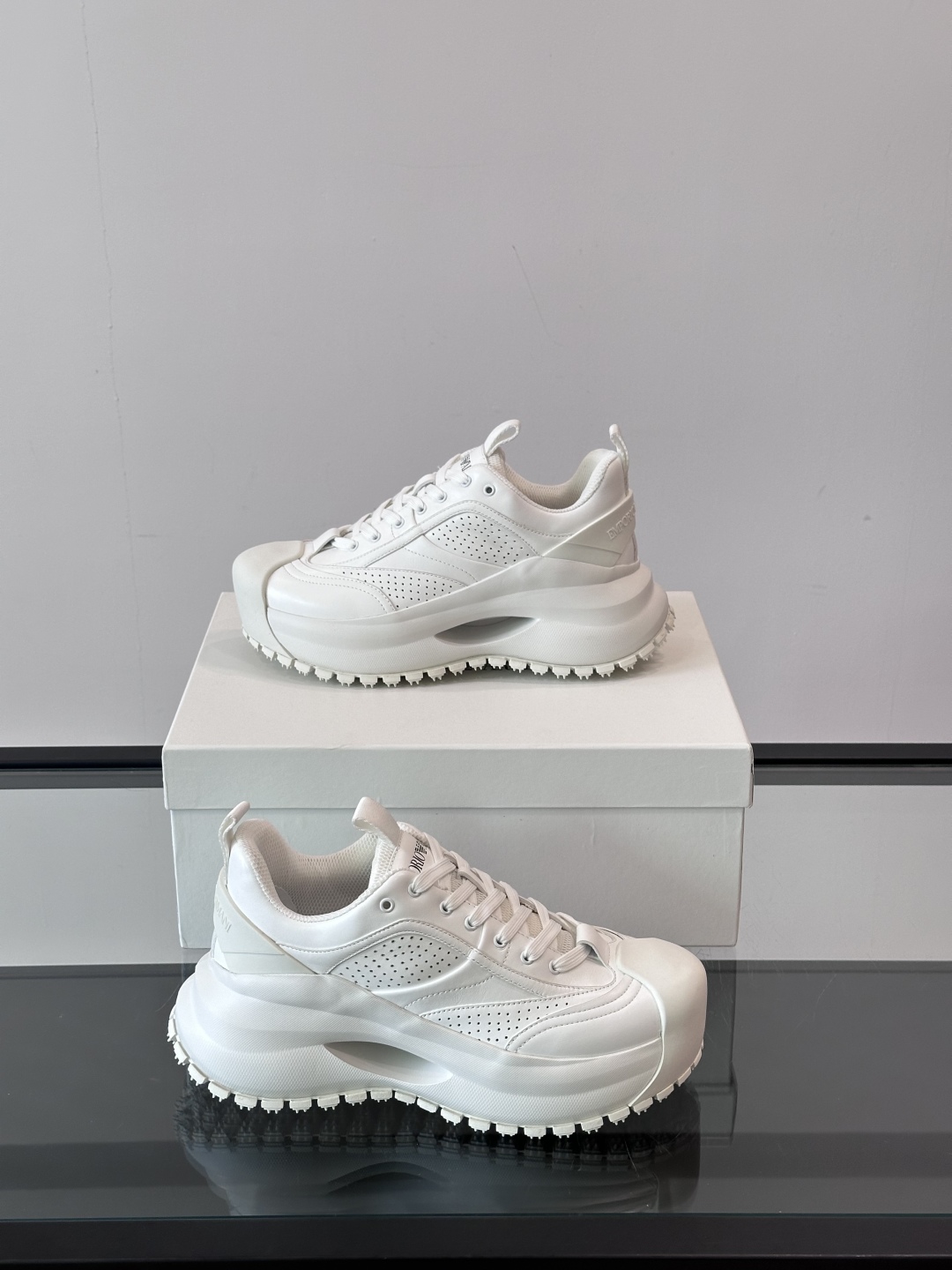EMPORIO ARMANI男士系带低帮软钉厚底老爹休闲鞋
此款 EMPORIO ARMANI 休闲鞋以