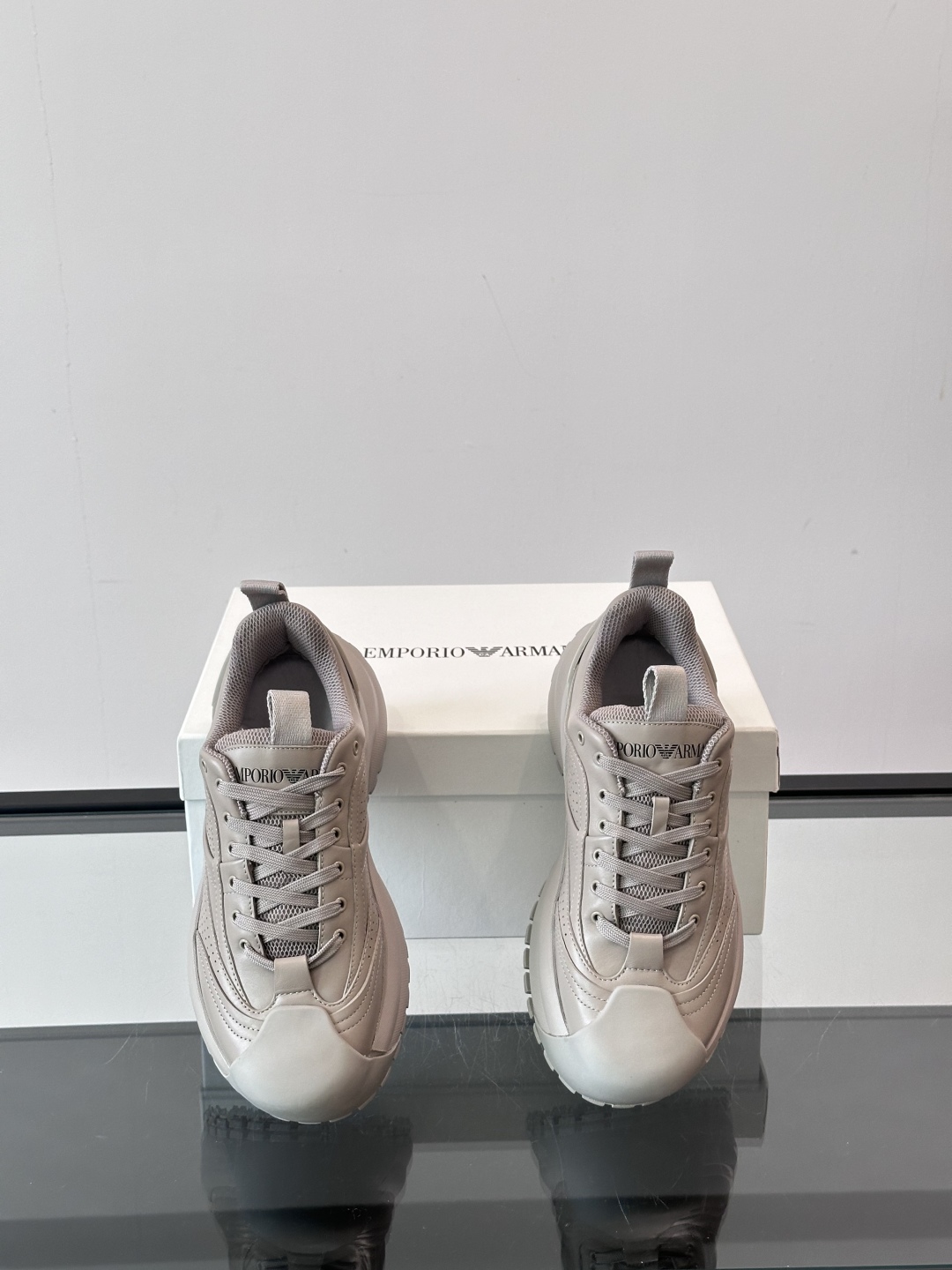 EMPORIO ARMANI男士系带低帮软钉厚底老爹休闲鞋
此款 EMPORIO ARMANI 休闲鞋以