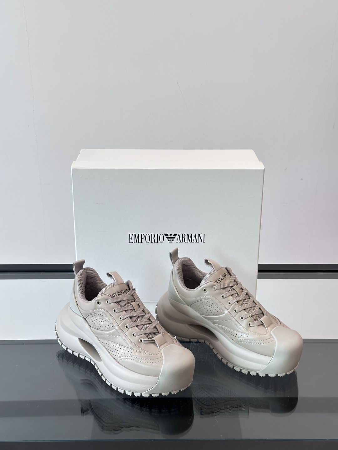 EMPORIO ARMANI男士系带低帮软钉厚底老爹休闲鞋
此款 EMPORIO ARMANI 休闲鞋以