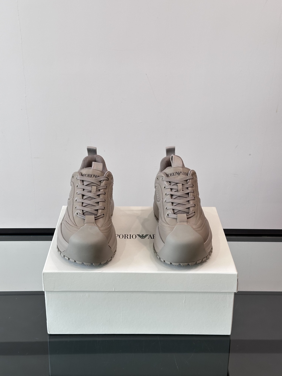 EMPORIO ARMANI男士系带低帮软钉厚底老爹休闲鞋
此款 EMPORIO ARMANI 休闲鞋以