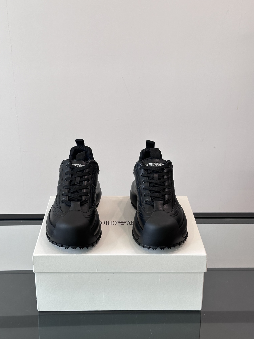 EMPORIO ARMANI男士系带低帮软钉厚底老爹休闲鞋
此款 EMPORIO ARMANI 休闲鞋以