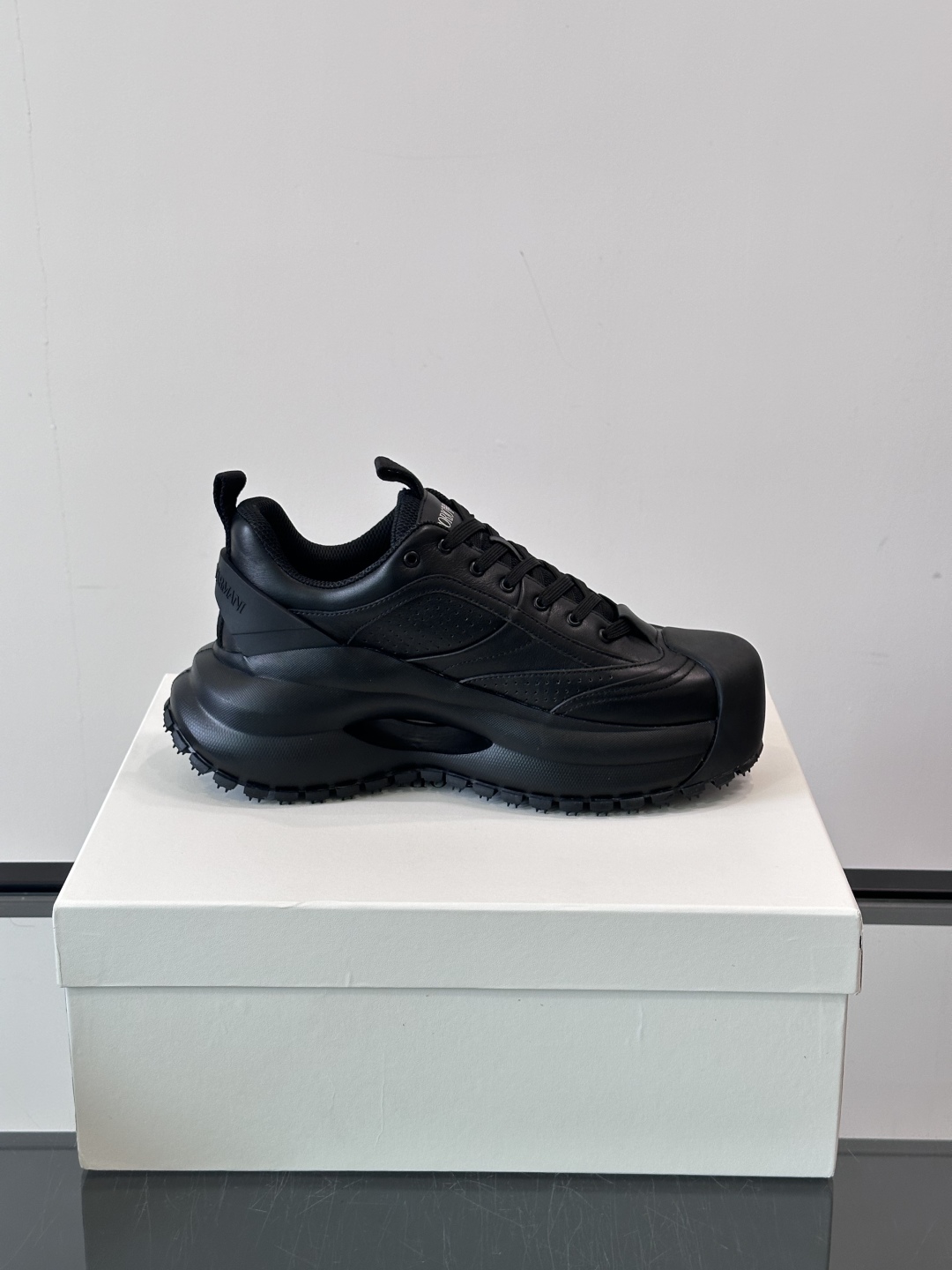 EMPORIO ARMANI男士系带低帮软钉厚底老爹休闲鞋
此款 EMPORIO ARMANI 休闲鞋以