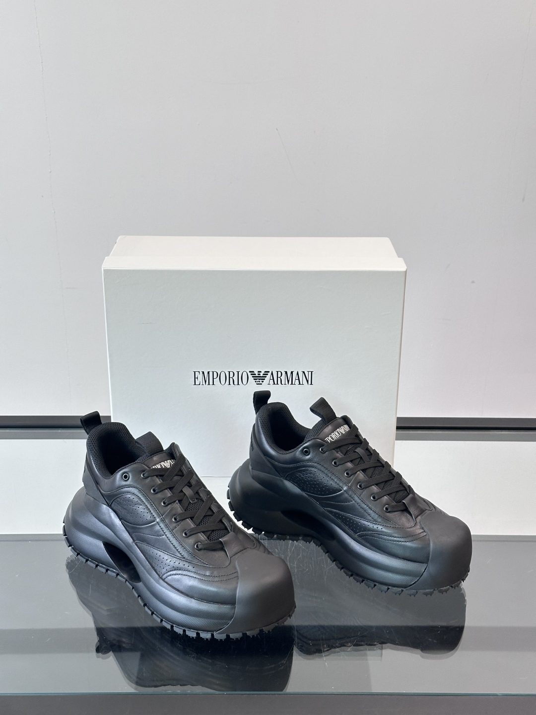 EMPORIO ARMANI男士系带低帮软钉厚底老爹休闲鞋
此款 EMPORIO ARMANI 休闲鞋以