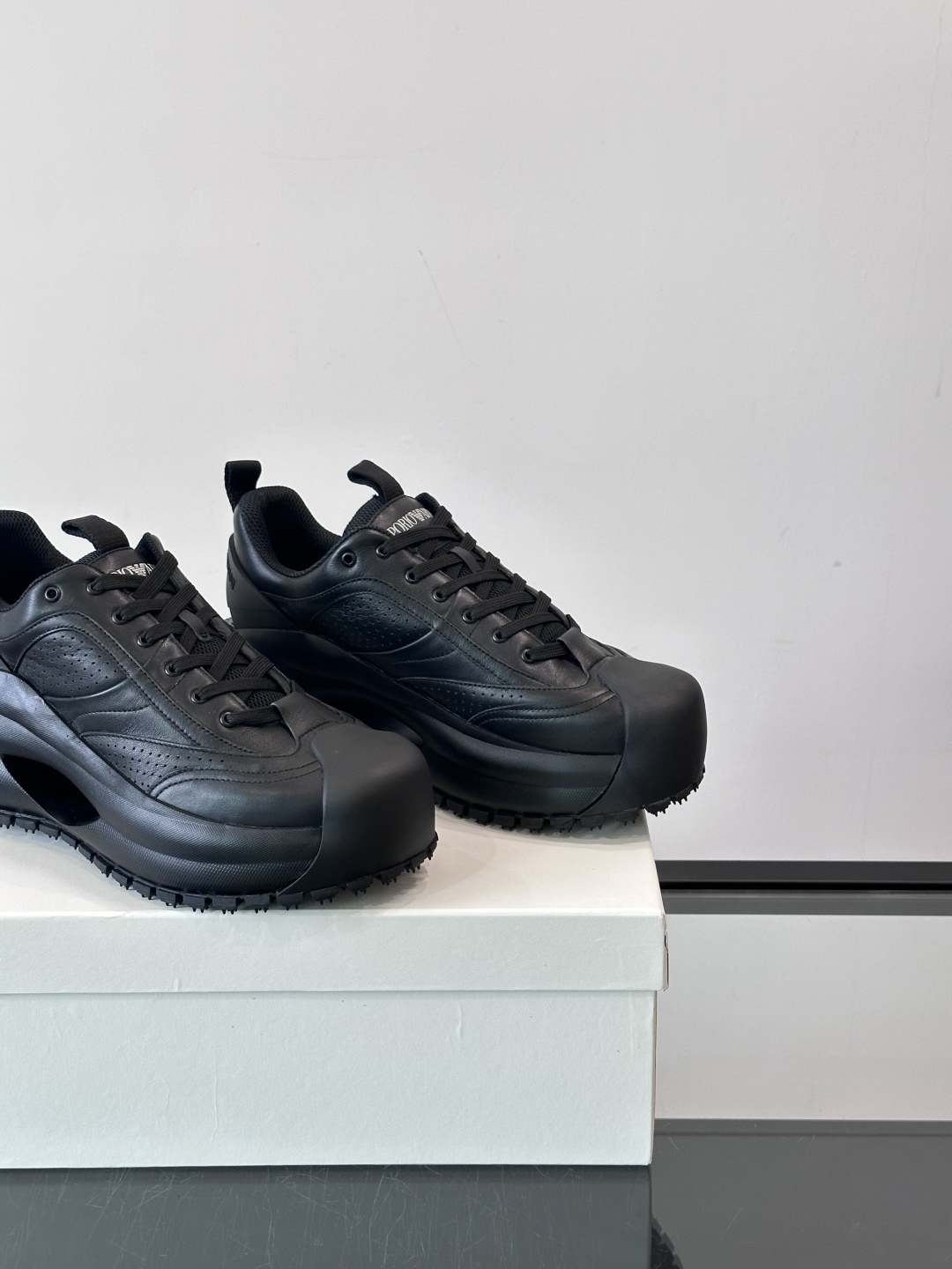 EMPORIO ARMANI男士系带低帮软钉厚底老爹休闲鞋
此款 EMPORIO ARMANI 休闲鞋以