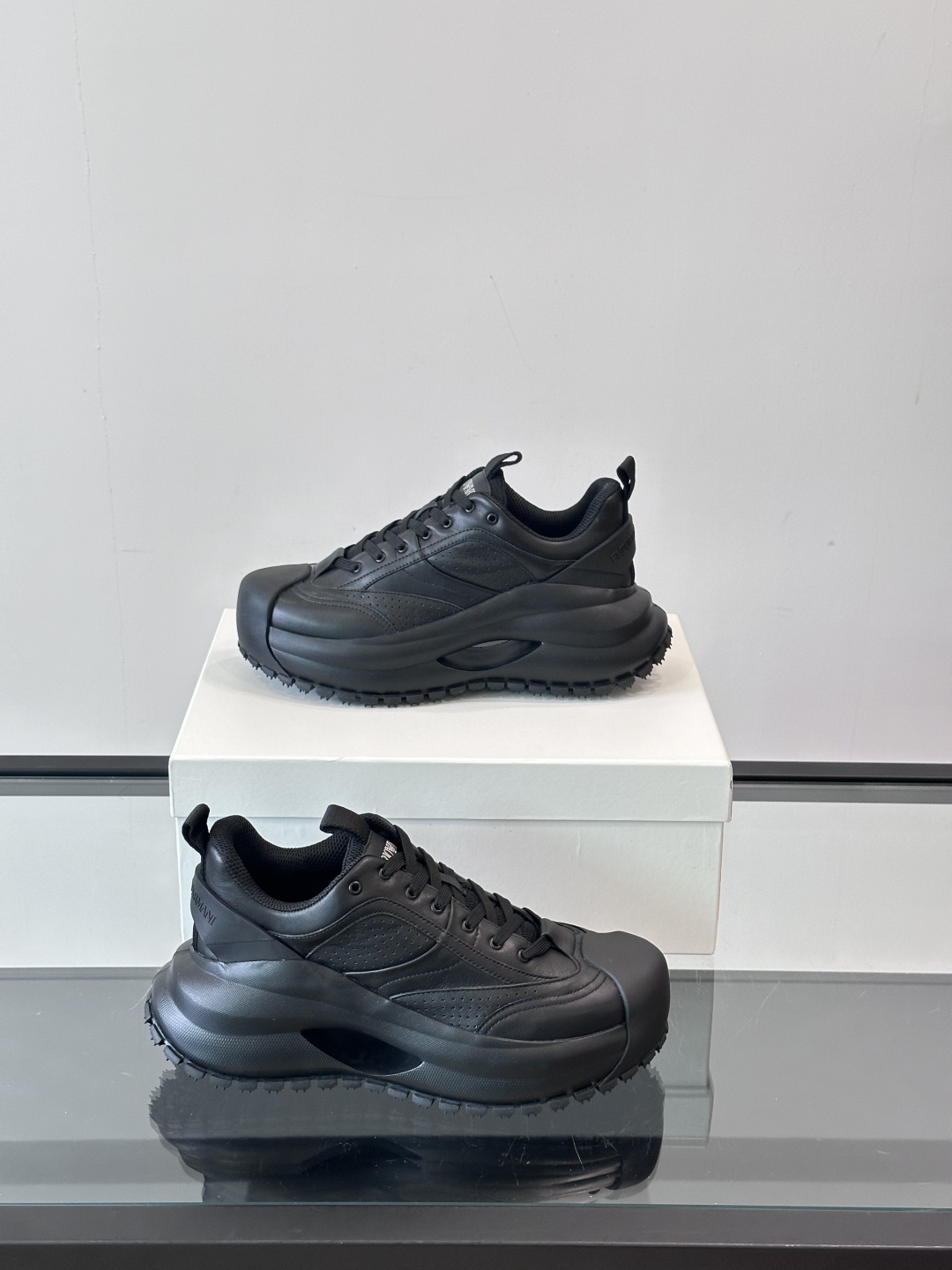 EMPORIO ARMANI男士系带低帮软钉厚底老爹休闲鞋
此款 EMPORIO ARMANI 休闲鞋以