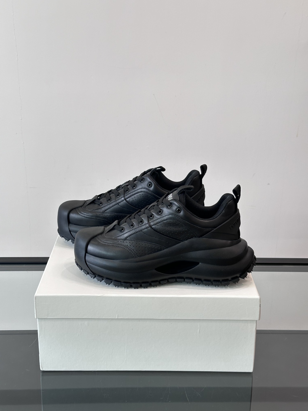 EMPORIO ARMANI男士系带低帮软钉厚底老爹休闲鞋
此款 EMPORIO ARMANI 休闲鞋以
