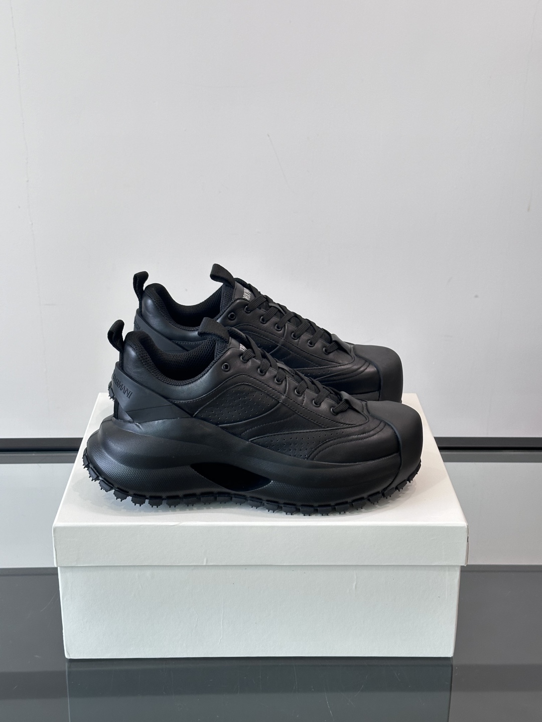 EMPORIO ARMANI男士系带低帮软钉厚底老爹休闲鞋
此款 EMPORIO ARMANI 休闲鞋以