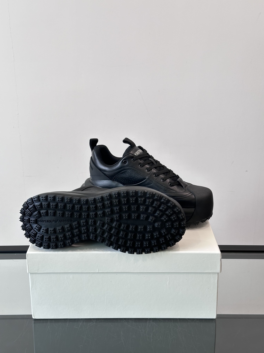 EMPORIO ARMANI男士系带低帮软钉厚底老爹休闲鞋
此款 EMPORIO ARMANI 休闲鞋以
