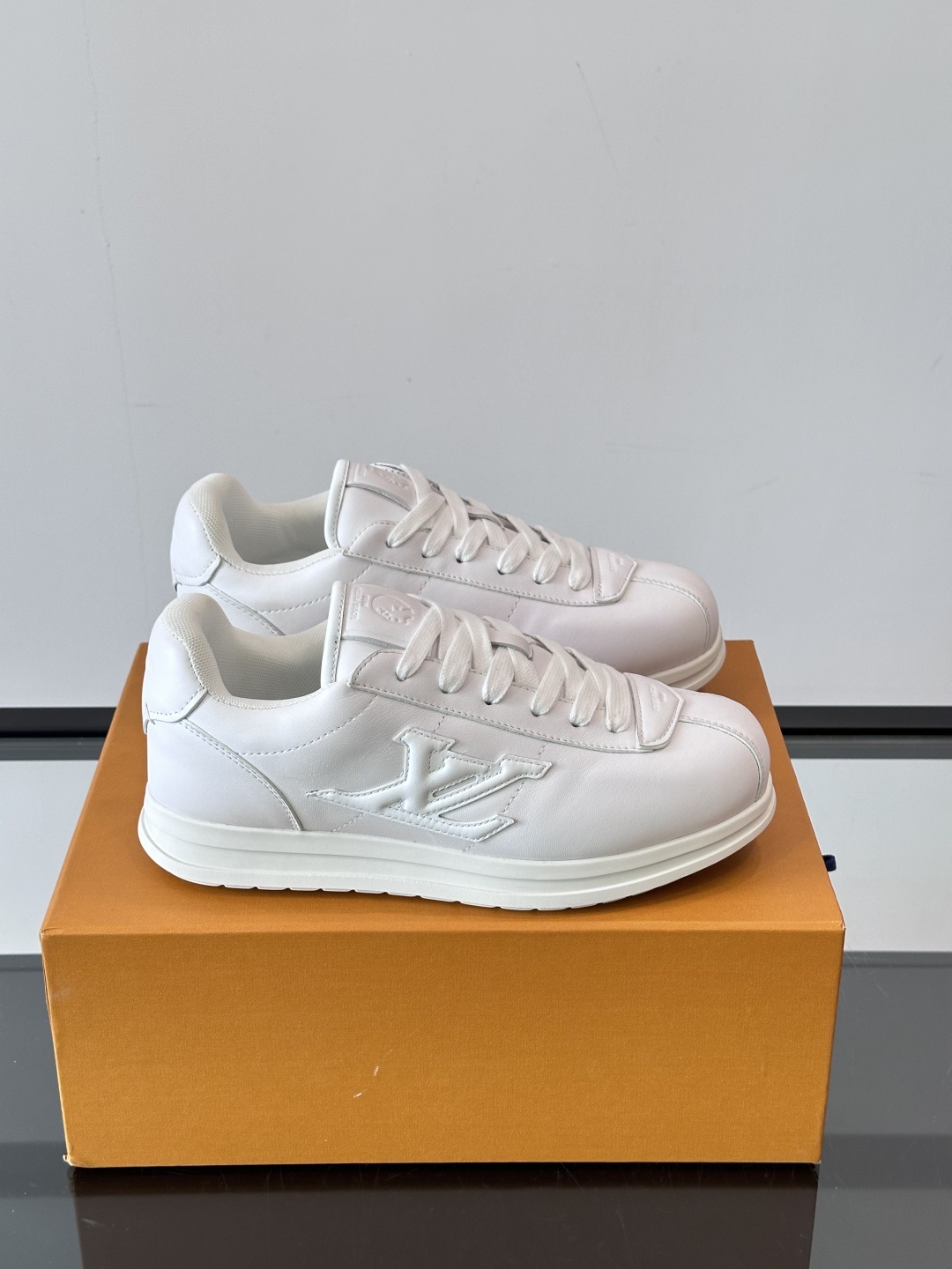 LV 🫏BUTTERSOFT运动鞋的多彩诠释结合了羊皮、LV BUTTERSOFT运动鞋的多彩诠释结合了