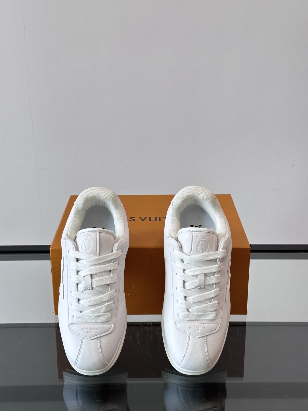 LV 🫏BUTTERSOFT运动鞋的多彩诠释结合了羊皮、LV BUTTERSOFT运动鞋的多彩诠释结合了