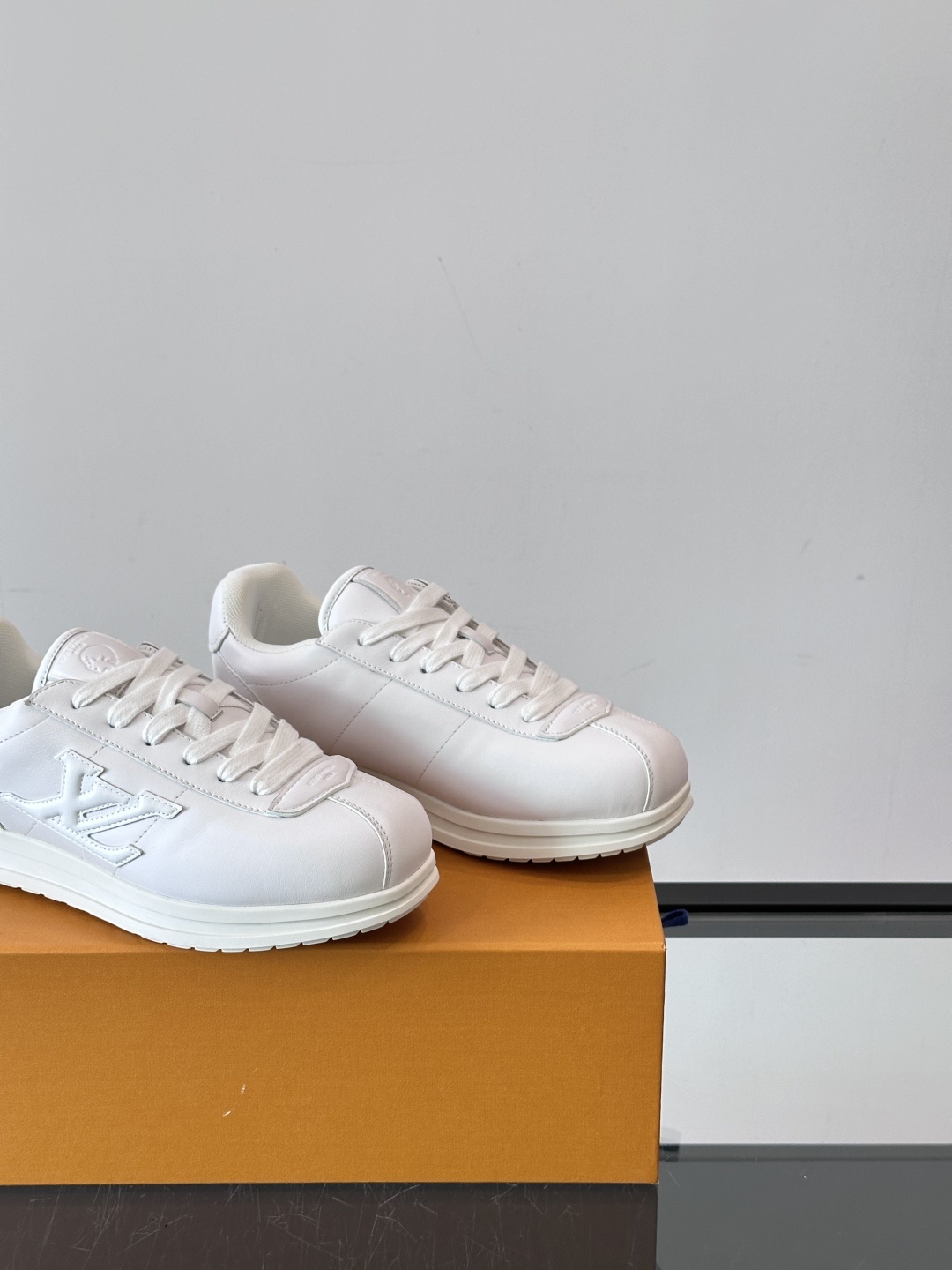 LV 🫏BUTTERSOFT运动鞋的多彩诠释结合了羊皮、LV BUTTERSOFT运动鞋的多彩诠释结合了