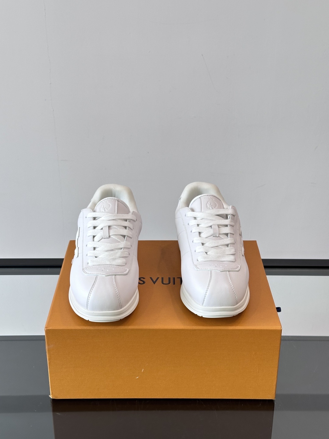 LV 🫏BUTTERSOFT运动鞋的多彩诠释结合了羊皮、LV BUTTERSOFT运动鞋的多彩诠释结合了