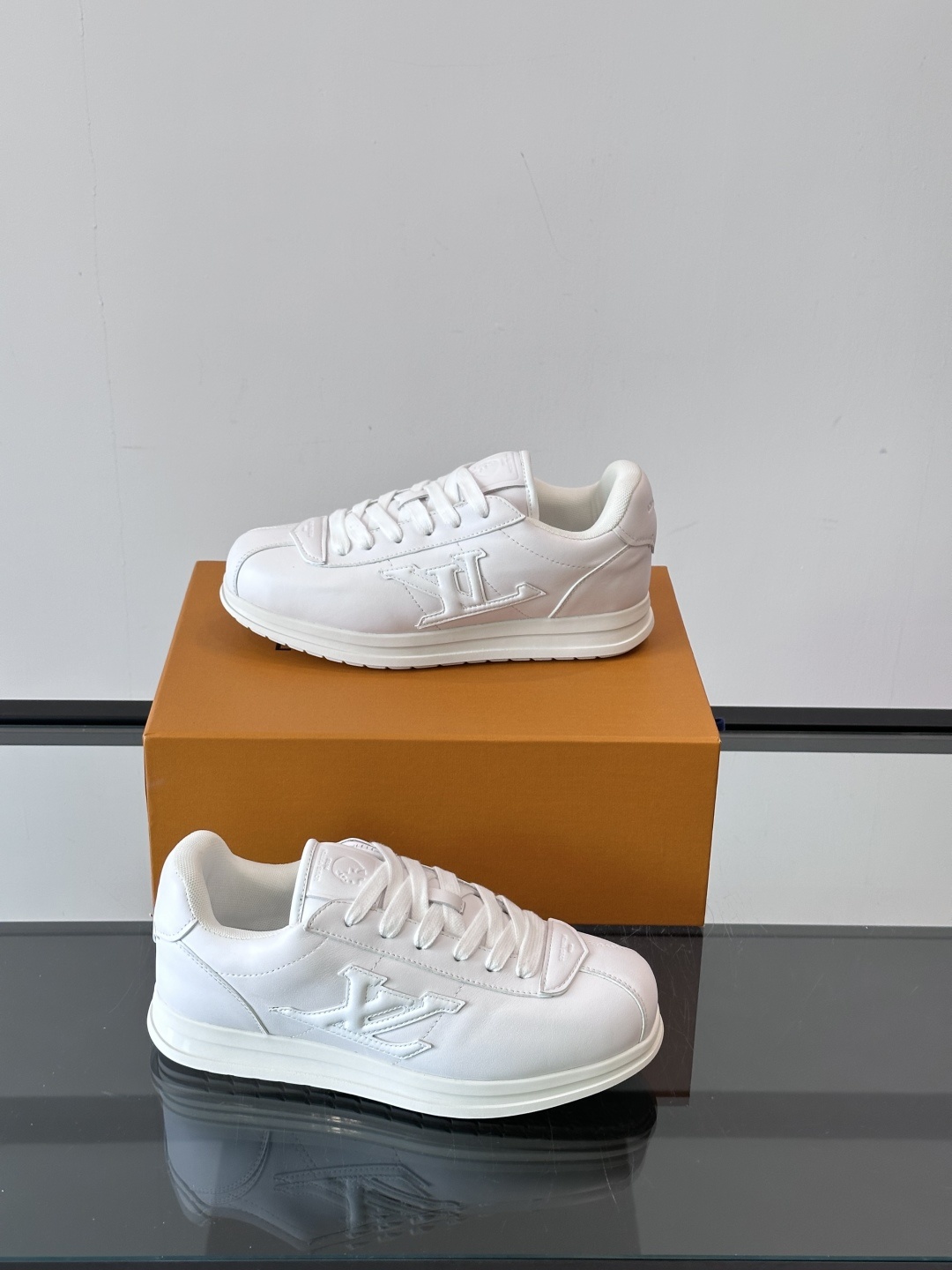 LV 🫏BUTTERSOFT运动鞋的多彩诠释结合了羊皮、LV BUTTERSOFT运动鞋的多彩诠释结合了
