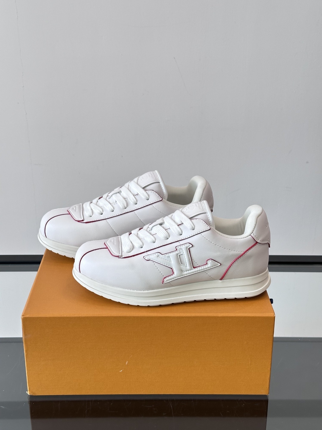 LV 🫏BUTTERSOFT运动鞋的多彩诠释结合了羊皮、LV BUTTERSOFT运动鞋的多彩诠释结合了