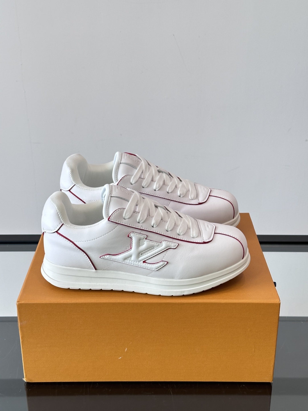 LV 🫏BUTTERSOFT运动鞋的多彩诠释结合了羊皮、LV BUTTERSOFT运动鞋的多彩诠释结合了