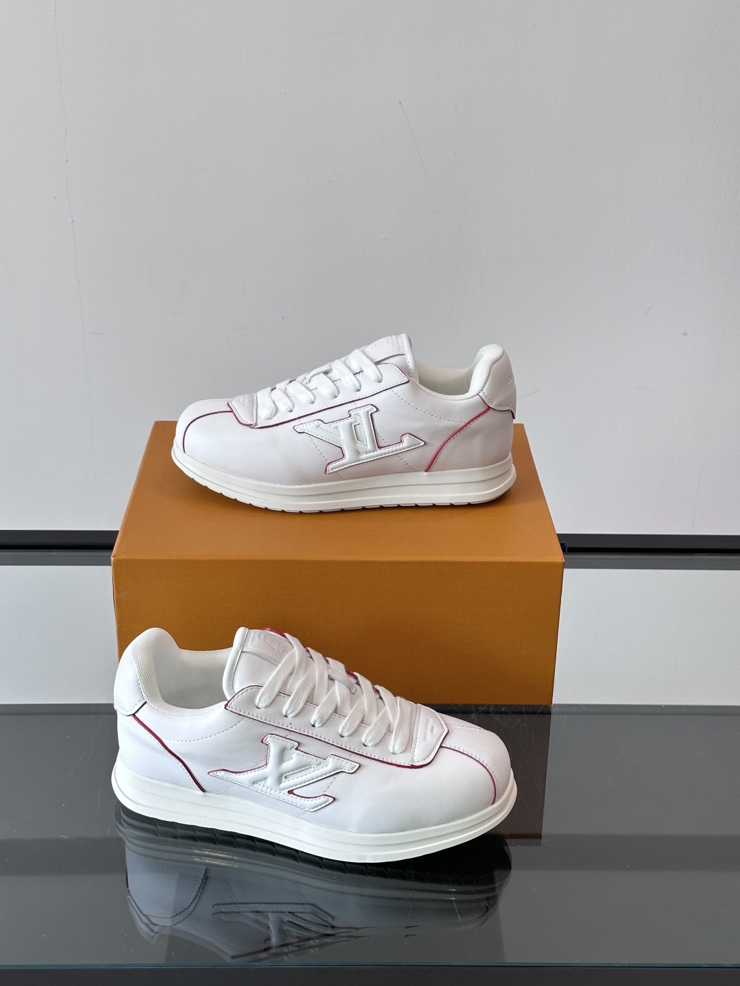 LV 🫏BUTTERSOFT运动鞋的多彩诠释结合了羊皮、LV BUTTERSOFT运动鞋的多彩诠释结合了